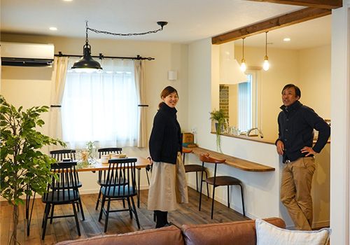 モデルハウスで談笑するイメージ
